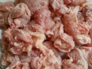 东南亚风味 【黑胡椒鸡块】,淀粉 鸡粉 胡椒粉 姜粉 小麦粉 盐 调制好的拌粉 均匀的裹在鸡块上。