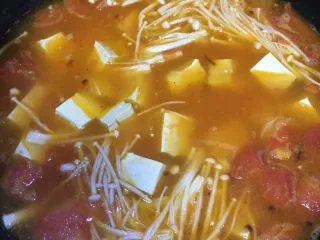 低卡番茄豆腐汤,水开后加入金针菇 豆腐