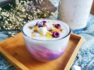 紫薯奶昔（低卡减脂）,撒上烘焙麦片装饰即可