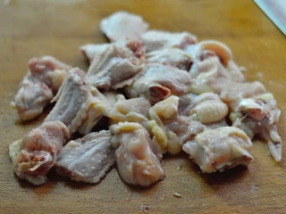 酱烧土豆鸡翅,鸡翅洗净，斩成小块 