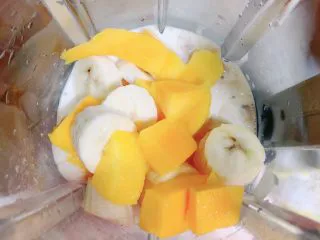 芒果麦片坚果露,再将芒果香蕉放入破壁机中。