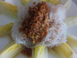 蒜蓉粉丝娃娃菜,然后将炒好的蒜蓉倒到粉丝上。