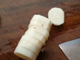 铁棍山药枸杞养生甜点,铁棍山药一段，去皮切成0.8cm左右的小段