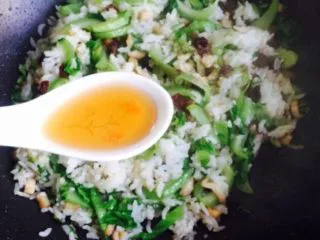 温州风味美食～炒芥菜饭,一勺料酒