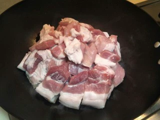 江湖中失传已久的红烧肉,直接小火烫猪皮烫到猪皮明显发起来。