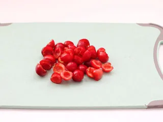 高颜值樱桃气泡冰饮,先把红色樱桃洗净去蒂切开去核。