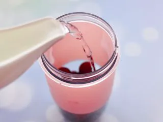 蓝莓葡萄甜汁,最后倒入纯净水,喜欢喝浓一点的,可以少放一点纯净水。