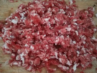 山西太原特色小吃，羊肉手抓饼,不能完全化开，苏东更好切，切成肉末。