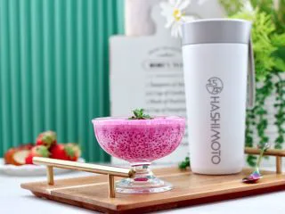 火龙果西米露,一杯粉嫩粉嫩的火龙果西米露就做好了，点缀上薄荷叶即可，奶香浓郁又醇美滑爽甜甜，加上火龙果的特殊口感，真的是好喝极了。