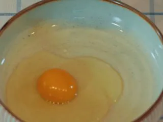 酥皮流心炸牛奶,岭南风味,打一个鸡蛋,打散它,准备好适量的面包糠