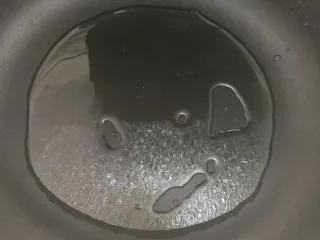 做道小朋友也爱吃的酸甜豆腐,取平底锅，中小火，倒入油。油量比平时炒菜多一些。