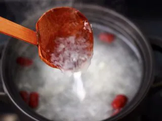 金燕耳金桔桂圆羹,15分钟后的金燕耳,已经出胶咯,晶莹透亮,色白如玉。