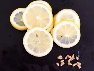 蜜渍柠檬皇菊茶,把柠檬籽去掉