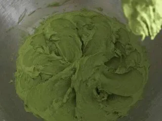 抹茶风味磅蛋糕,之前混合好的蛋奶液加入到混合物中搅拌至混合均匀即可，不要搅拌过度