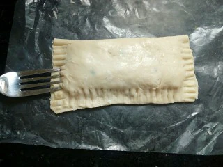 法式甜点~香蕉派,对折后，用叉子在边缘压实