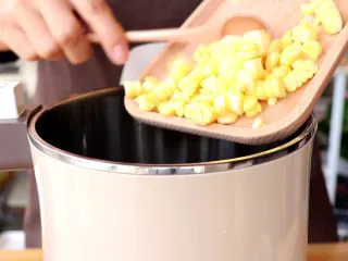 米香玉米汁(豆浆机版),玉米粒倒入豆浆机中