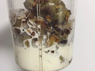 创意鹅肝甜点,把鹅肝倒入搅拌杯中,加入盐、胡椒粉、奶油,榨成泥