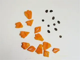 可爱的企鹅饭团,把胡萝卜切片剪成企鹅的嘴巴、脚等,海苔剪出眼睛