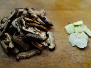 酱烧土豆鸡翅,随后切成细丝，姜蒜切片