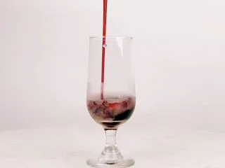 花看半开，酒饮微醺，是人生最好的状态,倒入葡萄糖浆