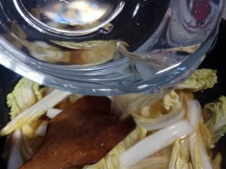 白菜（娃娃菜）豆腐汤,放入超过娃娃菜的温热水