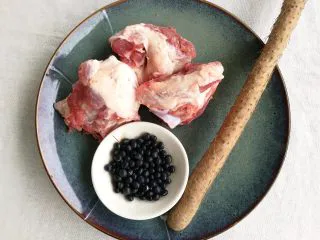 山药黑豆滋补汤,准备食材。