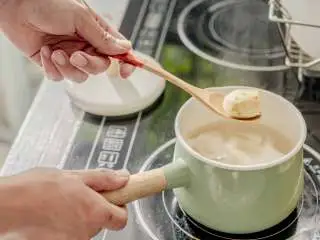 酸甜的夏，ALDI养生山药谷物蛋筒,将山药、芋头去皮煮熟，放入料理机中加入少许水快速搅拌至无颗粒感。