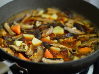 酱烧土豆鸡翅,再放入土豆、胡萝卜、香菇，大火煮开后小火焖煮20分钟