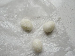 熊猫杯子减肥便当,再同样方法,捏出耳朵部分