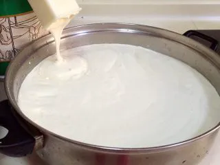 福建小吃—油饼,豆米浆宁可浓稠些也不可太稀了。