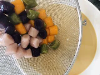 港式奶茶芋圆，Q弹软糯，奶香浓郁,倒入刚刚煮好的芋圆即可。