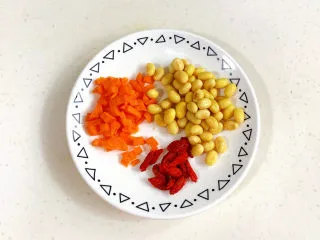 胡萝卜枸杞豆浆,胡萝卜去皮切丁，枸杞洗净。