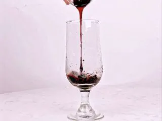 颜值高+口感好！微醺少女的甜美酒单，夏天喝这个就对了！,倒入蓝莓果酱