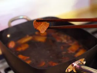 陕西小吃—肉夹馍,此时牛肉已酱好,这是酱好的牛肉,是不是闻到了香味。