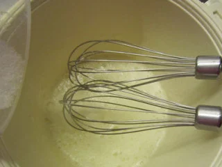 法式甜点马卡龙,蛋白打至粗泡状态时,加入细砂糖