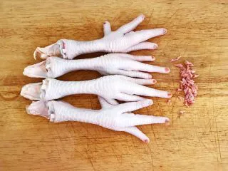 私房菜 密制酸辣鸡爪,把鸡爪的指甲切掉