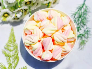 做法无敌简单的冰淇淋,普通的棉花糖即可。