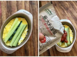 孩子最喜欢的造型寿司来啦,黄瓜切细条，放到鸡蛋皮上，倒入cook100酷克壹佰意大利罗勒番茄风味面酱