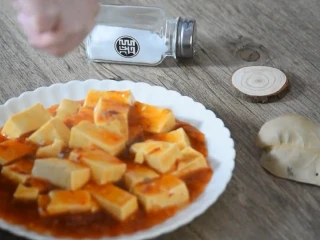 麻婆豆腐——美味诀窍大揭秘！,撒入花椒粉、葱花