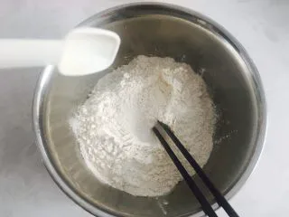 手抓饼——完美复制街头小吃,面粉中加入少许盐搅拌均匀