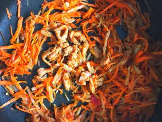 简单不放油的 鱼香肉丝,炒到肉丝变成白色 (我把肉丝都挑出来了，方便大家看状态)