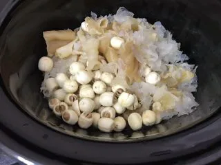 花胶莲子银耳糖水,接着把泡好的银耳,花胶,莲子都捞起沥干水后,全部放入汤锅里