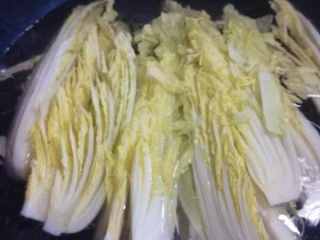 蒜蓉粉丝娃娃菜,放入娃娃菜焯熟，然后将粉丝也烫一下。