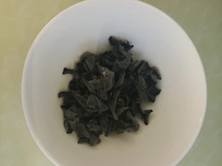 酸辣洋葱木耳,准备小半碗干木耳。