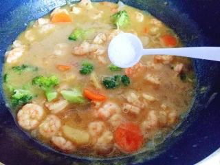 #东南亚风味的#椰汁咖喱虾,加入少许盐。(根据个人口味调味，可以先品尝一下，觉得味道不够再调味，一般用咖喱无需过多调味。)