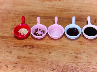 最开胃的下饭菜毛豆炒肉末,准备调料:生抽10g 蚝油8g 盐2g 花椒粒2g 鸡精2g