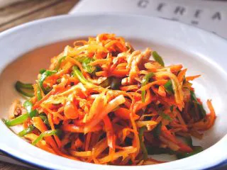 简单不放油的 鱼香肉丝,来个特写 成品色泽红润 肉丝软嫩，口味咸甜酸辣兼备 葱姜味浓郁~看着颜色就很下饭