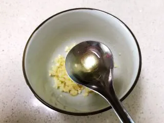 瓜丝肉末拌凉皮,加入半勺花椒油