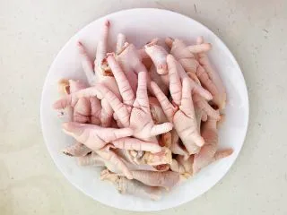 私房菜 密制酸辣鸡爪,把清洗好的鸡爪捞出来