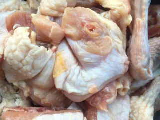 香菇栗子炖鸡,然后沥干水分